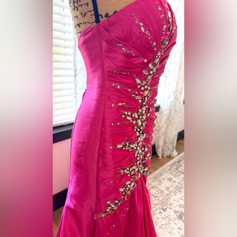 Elegant Pink Strapless Evening Gown - Picture 3 of 6